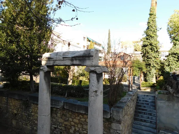Colunas Antigo Peristilo Perto Igreja Santa Catarina Atenas Grécia — Fotografia de Stock