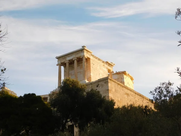 位于希腊雅典雅典卫城的雅典娜耐克古寺的景观 在晨曦中 — 图库照片