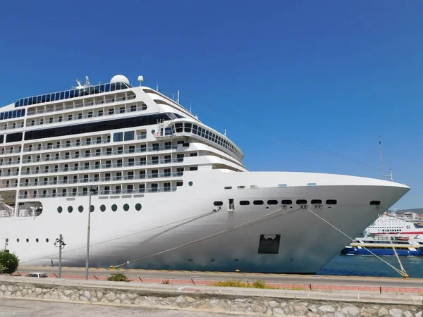 August 2019 Piräus Griechenland Der Bug Eines Großen Kreuzfahrtschiffes Hafen — Stockfoto