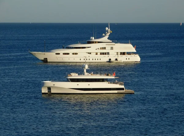 希腊阿提卡Vouliagmeni海岸外的豪华游艇 — 图库照片