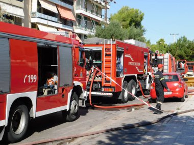 1 Ekim 2020, Glyfada, Atina, Yunanistan. İtfaiye araçları, yanan bir dükkanın yakınında eylem halinde.