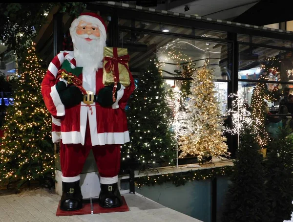 Papai Noel Enorme Árvores Natal Com Luzes Uma Rua — Fotografia de Stock