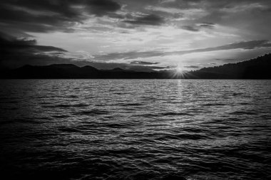 Jocassee Gölü 'nün güzel manzarası Güney Carolina