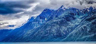 alaska Dağları güzel günbatımı ve cloudsy peyzaj