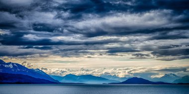 alaska Dağları güzel günbatımı ve cloudsy peyzaj