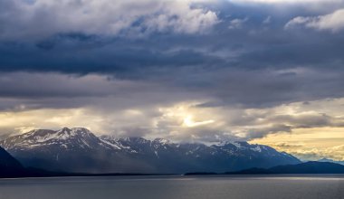 alaska Dağları güzel günbatımı ve cloudsy peyzaj
