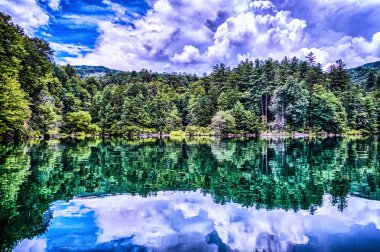 Jocasse Gölü 'nün etrafındaki manzara.