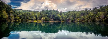 Jocasse Gölü 'nün etrafındaki manzara.