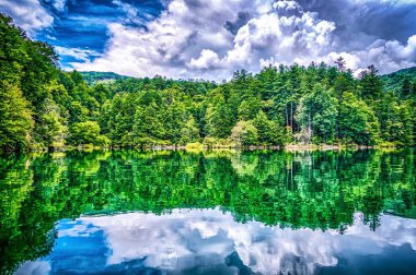 Jocasse Gölü 'nün etrafındaki manzara.