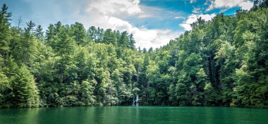 Jocasse Gölü 'nün etrafındaki manzara.