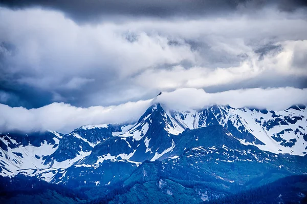 Bellissimo Tramonto Paesaggio Nuvoloso Alaska Montagne — Foto Stock