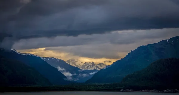 Magnifique Coucher Soleil Paysage Nuageux Dans Les Montagnes Alaska — Photo