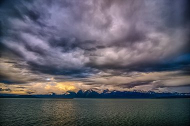 Alaska doğa ve dağ Haziran gün batımında