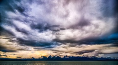 Alaska doğa ve dağ Haziran gün batımında