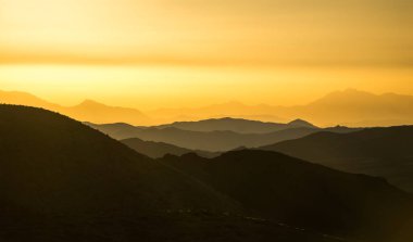 Ölüm Vadisi Milli Parkı içinde dağ katmanlar üzerinde güzel gündoğumu