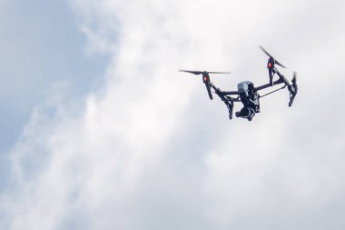 Mavi gökyüzü arka plan üzerinde uçan uçak