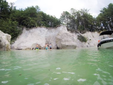 Jocassee Gölü 'nün güzel manzarası Güney Carolina
