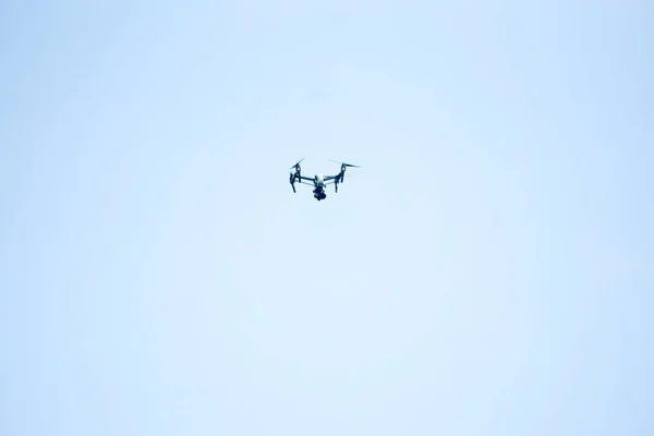 Drone Latający Tle Niebieskiego Nieba — Zdjęcie stockowe