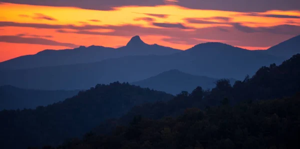 Sonnenuntergang Über Gipfeln Auf Blauen Gratschichten — Stockfoto