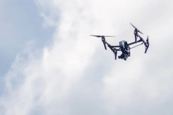 Drone Latający Tle Niebieskiego Nieba — Zdjęcie stockowe