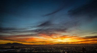 Las vegas nevada akşam şehir ışıkları ve sokak sayısı 