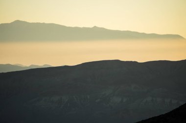 Ölüm Vadisi Milli Parkı içinde dağ katmanlar üzerinde güzel gündoğumu