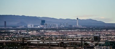 Kırmızı rock Dağları ve yangın Vadisi çevrelenmiş las vegas şehir 