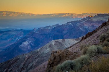 Ölüm Vadisi Milli Parkı içinde dağ katmanlar üzerinde güzel gündoğumu