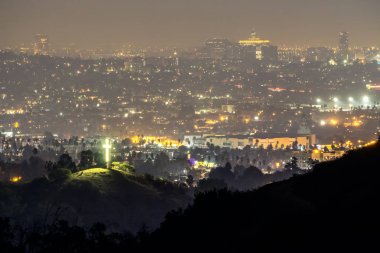 Hollywood hills ve gece hollywood sign yakınındaki Vadisi