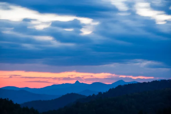 Sonnenuntergang Über Gipfeln Auf Blauen Gratschichten — Stockfoto