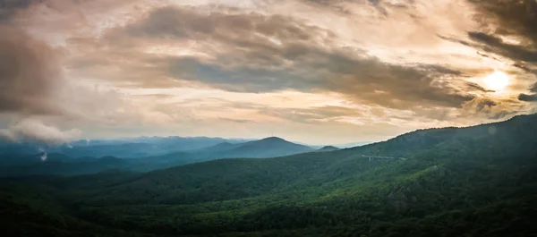 Wychodzą Ostry Grzbiet Wyhamowywanie Blue Ridge Parkway Dekoracje — Zdjęcie stockowe