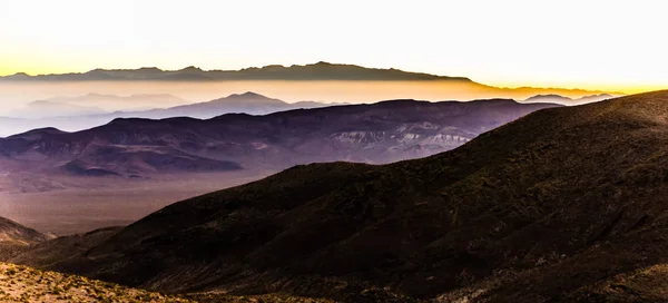 Krásný Východ Slunce Nad Horu Vrstvy Nad Death Valley National — Stock fotografie