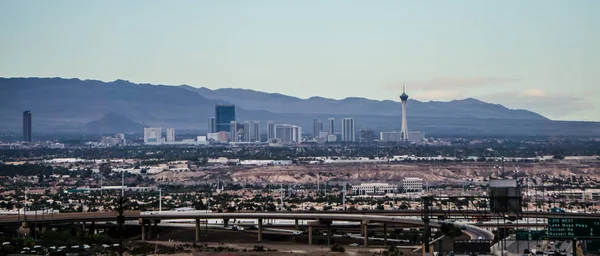 Las Vegas Ville Entourée Montagnes Rocheuses Rouges Vallée Feu — Photo