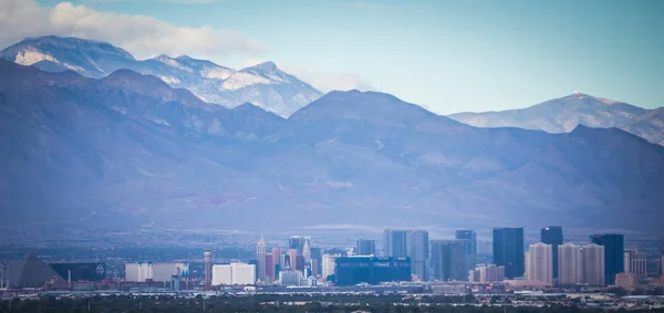 Ciudad Las Vegas Rodeada Montañas Roca Roja Valle Fuego — Foto de Stock