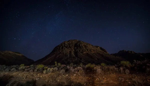 Gece Ölüm Vadisi Milli Parkı Üzerinde Karanlık Gökyüzü — Stok fotoğraf