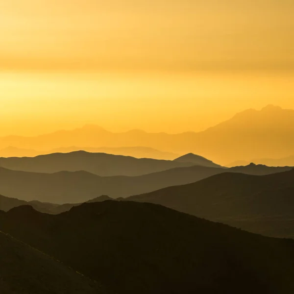 Wunderschöner Sonnenaufgang Über Den Bergschichten Über Dem Death Valley Nationalpark — Stockfoto