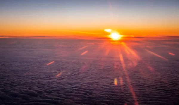 飛行機の窓の外の景色 — ストック写真