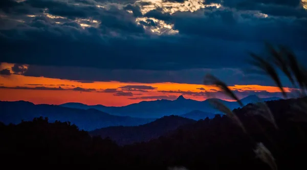 Закат Над Вершинами Голубых Гор Хребта — стоковое фото