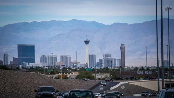 Kırmızı Rock Dağları Yangın Vadisi Çevrelenmiş Las Vegas Şehir — Stok fotoğraf