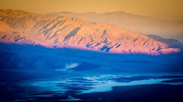 Ölüm Vadisi Milli Parkı Içinde Dağ Katmanlar Üzerinde Güzel Gündoğumu — Stok fotoğraf
