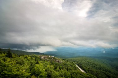 kaba ridge overlook blue ridge parkway sahne alanı ile ilgilenen