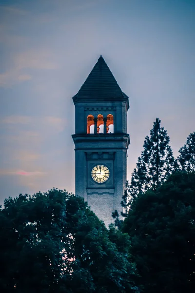 夕暮れ時の公園でスポケーン ダウンタウンの時計塔 — ストック写真