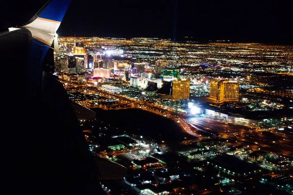 夜に飛行機からラスベガスの街の灯 — ストック写真