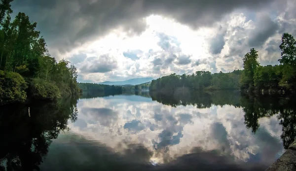 朱利安价格湖与多云的反射在夏天 — 图库照片