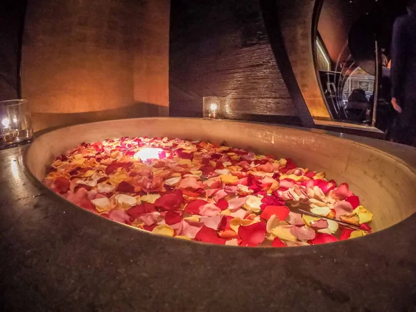 Bañera Con Pétalos Rosa Decorada Una Entrada Restaurante —  Fotos de Stock