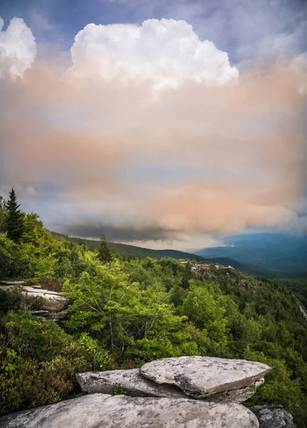 粗糙的山脊俯瞰观景区关闭蓝色山脊公园线风景 — 图库照片