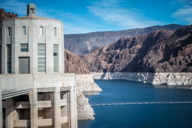 sahneleri Hoover Barajı ve Mike O'Callaghan - Pat Tillman Memorial Köprüsü Plaza çevresinde 