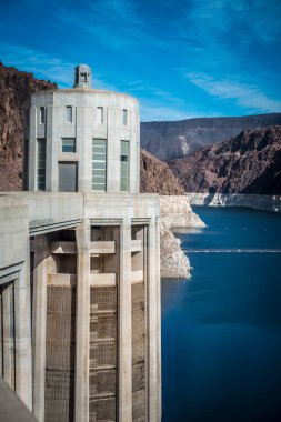 sahneleri Hoover Barajı ve Mike O'Callaghan - Pat Tillman Memorial Köprüsü Plaza çevresinde 