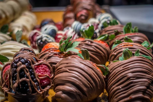 Choklad Täckt Jordgubbar Display Butiken — Stockfoto