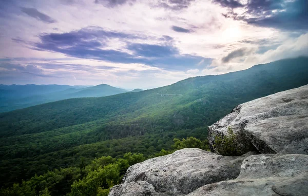 Wychodzą Ostry Grzbiet Wyhamowywanie Blue Ridge Parkway Dekoracje — Zdjęcie stockowe